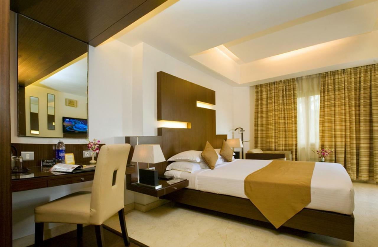 The President Hotel Bangalore Exterior foto